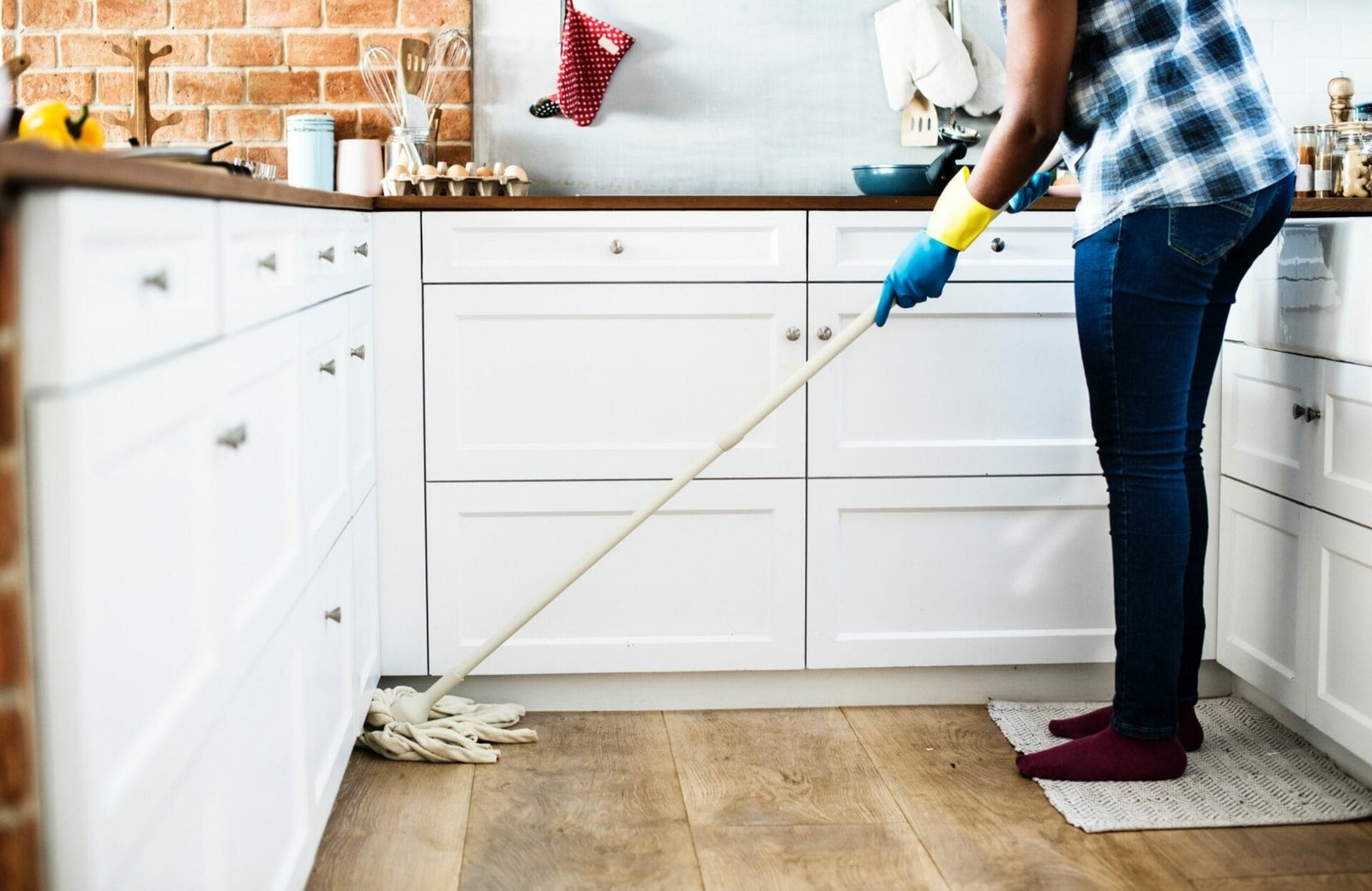 Maintain Your Home: Choosing Between Professional Housekeeping and Deep Cleaning 1 Choosing Between Professional Housekeeping and Deep Cleaning